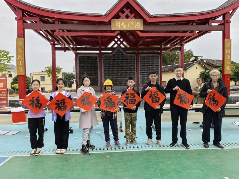 肇慶封開20餘名嶺南書法小天使新年揮毫潑墨送福進鎮村