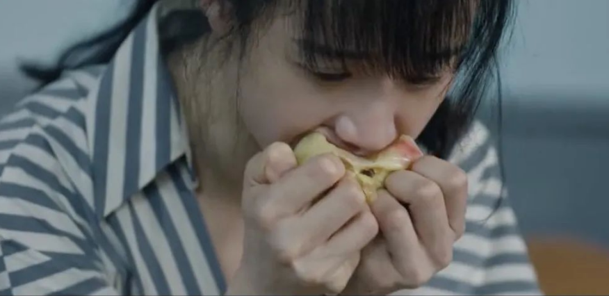 暴食—催吐的模式,是他们对自己进行的"补偿"和"惩罚",也是他们建立