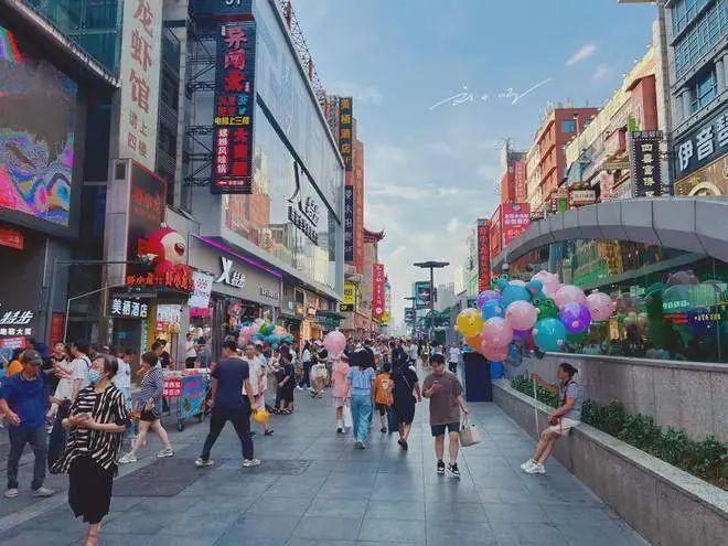 湖南长沙有条著名的步行街,几乎每天人山人海,游客都要来打卡