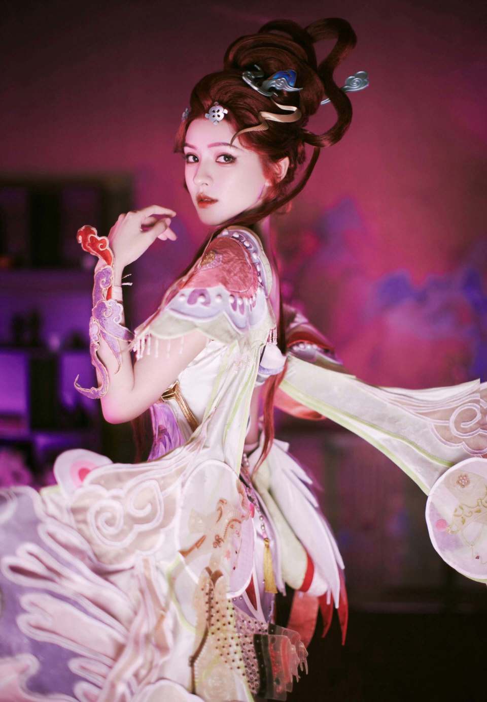 网红cos杨玉环，身穿紫色衣裙，银色假发巨美，可以和张予曦媲美_腾讯新闻