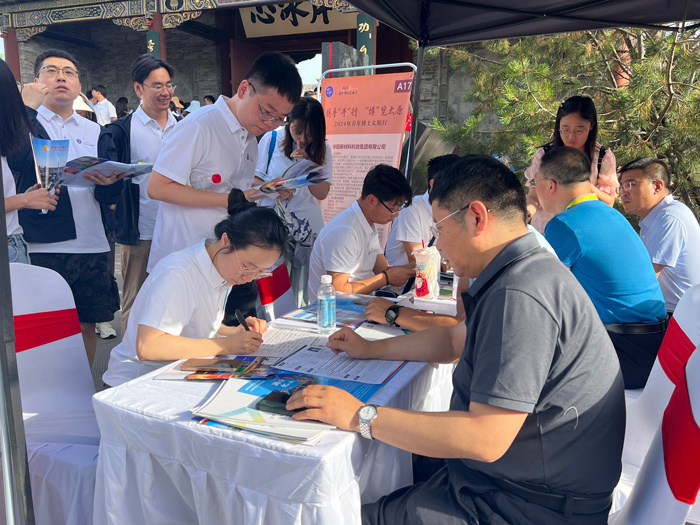 新华网 王梦佳 摄青年博士与用人单位都期盼双选会成为彼此的"月老".