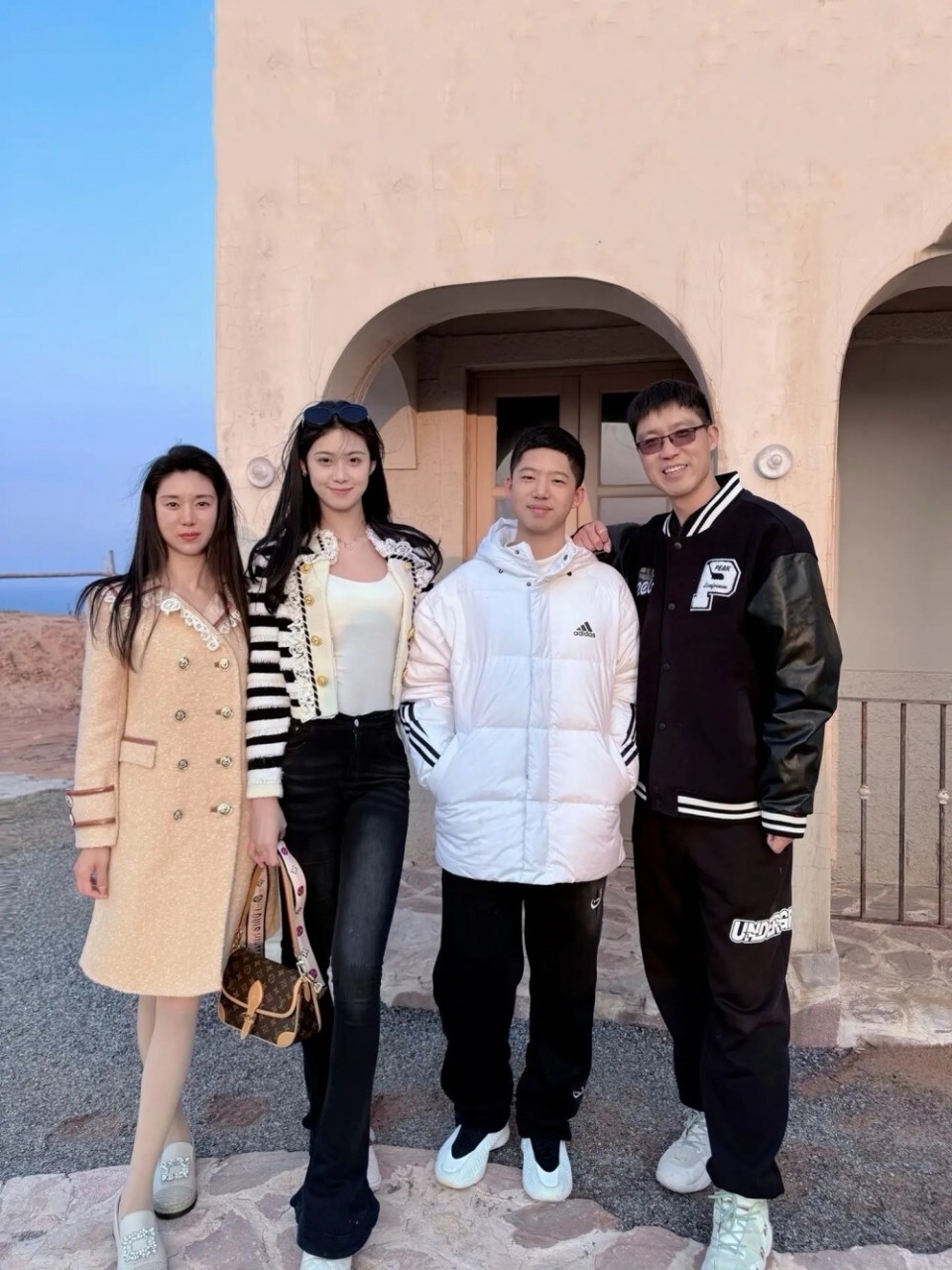 厦门女篮球员卓识晒近照:过新年的幸福小孩_腾讯新闻