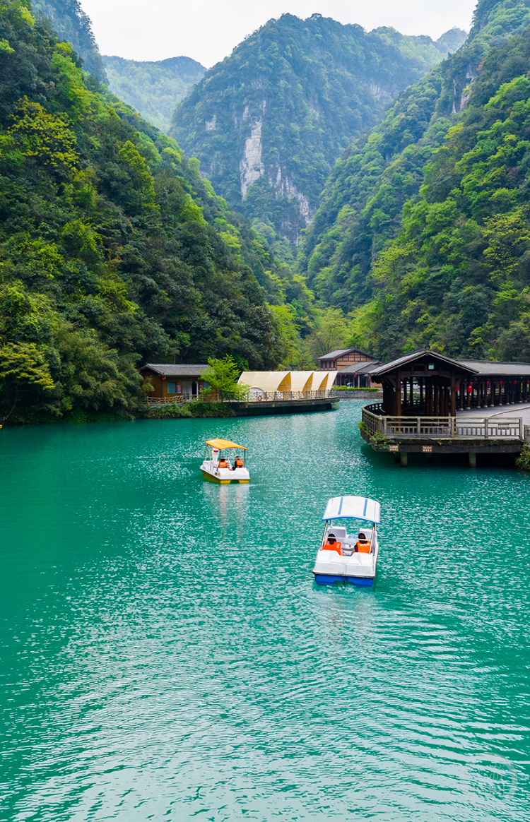 (无人机图片)神龙峡景区因生态环境好,森林覆盖率高,受到喜欢户外徒步