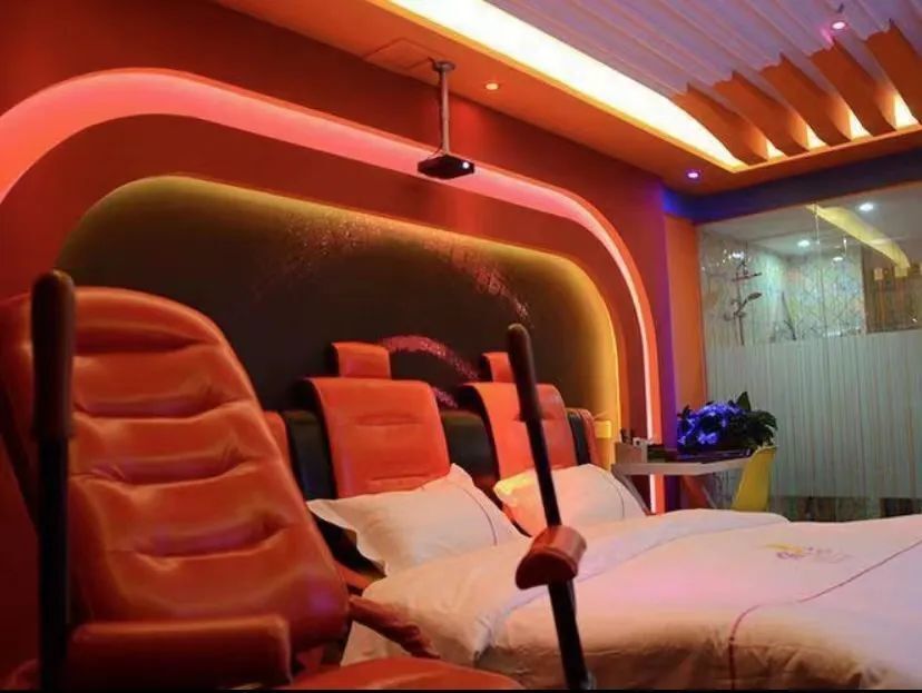 房间大多同样色系于是,这次我索性体验了几把两百元左右情趣酒店,找回