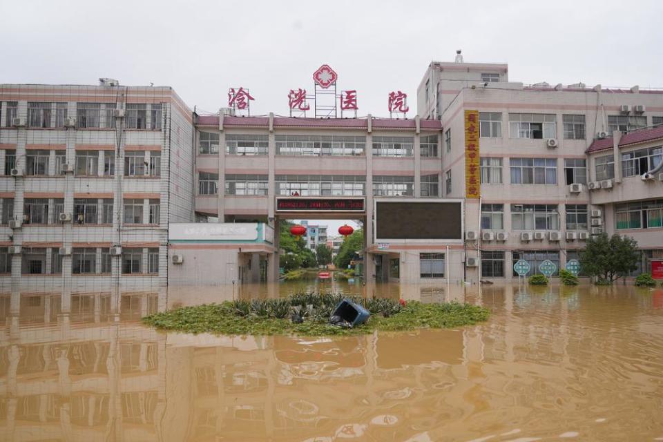 英德浛洸救援持续进行,记者深入洪水探访浛洸医院