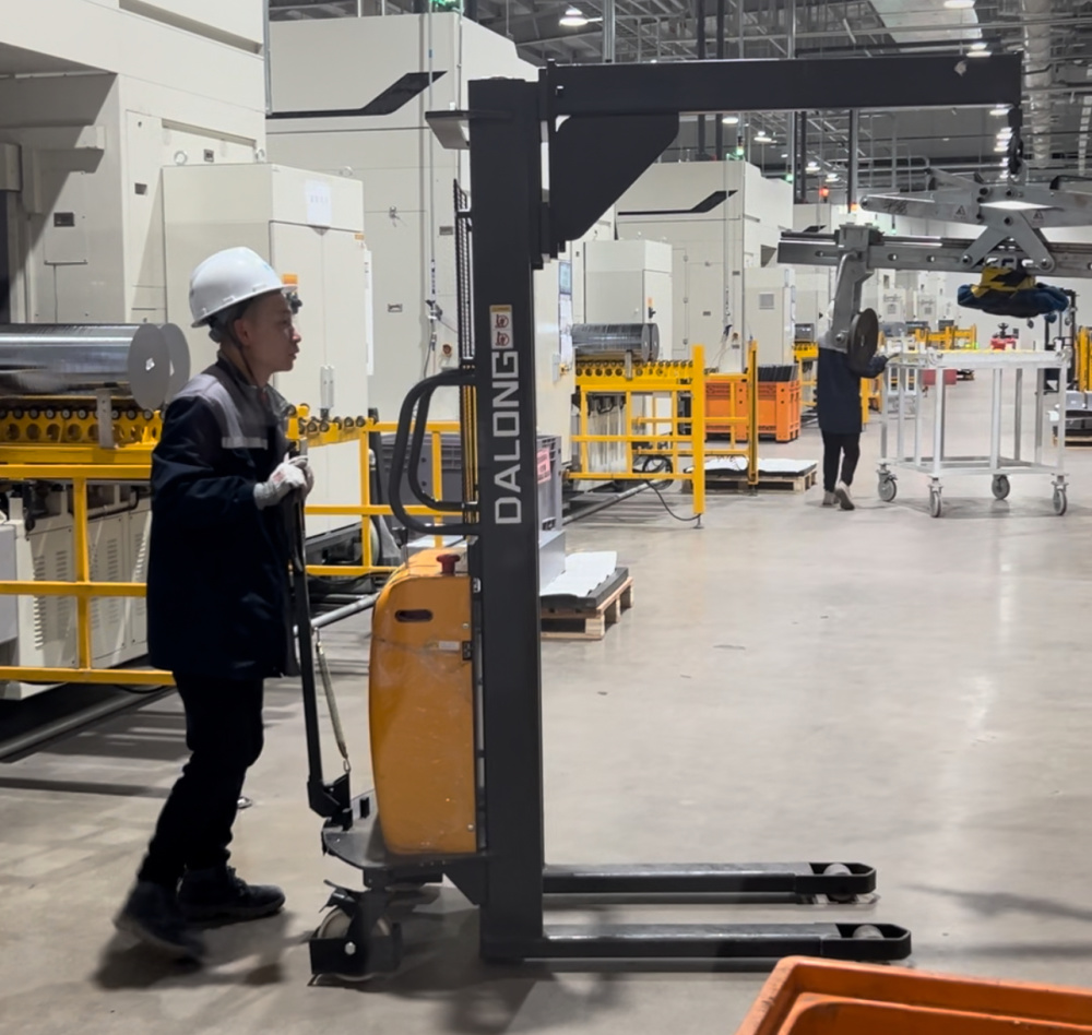 首先,将硅料投入单晶炉,经过加工便可产出硅棒,再将硅棒加工成方棒后