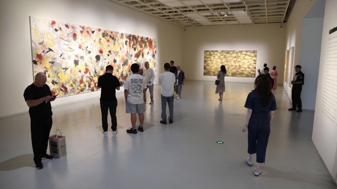 鞭子、麻绳也能作画？王之琛“鞭墨”艺术展亮相海派艺术馆_腾讯新闻