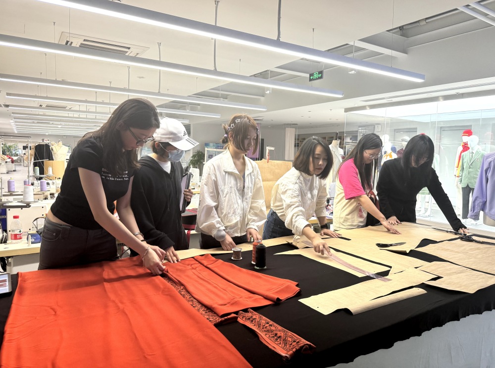 让大众看到传统文化的独特审美,北服梁燕带领团队复原四朝婚服