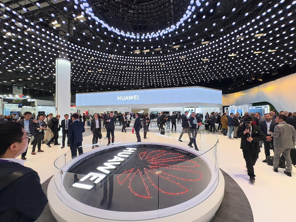 mwc2024落幕观众竞相体验华为手机成展会一大亮点