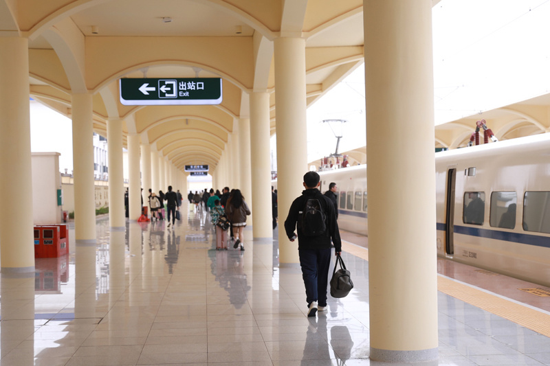 防东铁路东兴市站的春运客流量攀升
