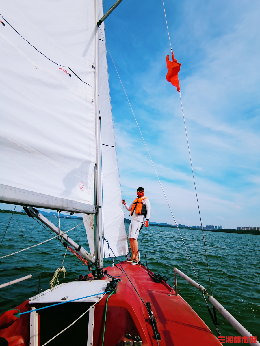 岳阳汉子廖磊开启湘江奇幻漂流驾驶无动力帆船沿湘江一路向北航行3天
