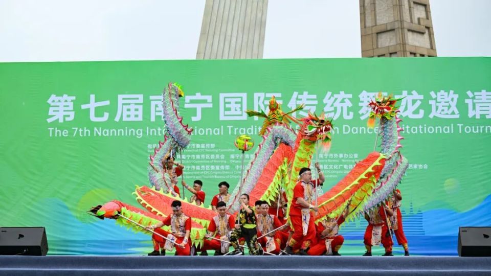 人舞龙看得多了,"人龙舞"见过没?就在青秀区这场国际!