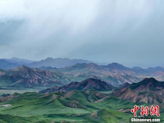俯瞰都兰卓兰草原：山脉连绵起伏 宛如山地沙盘_腾讯新闻