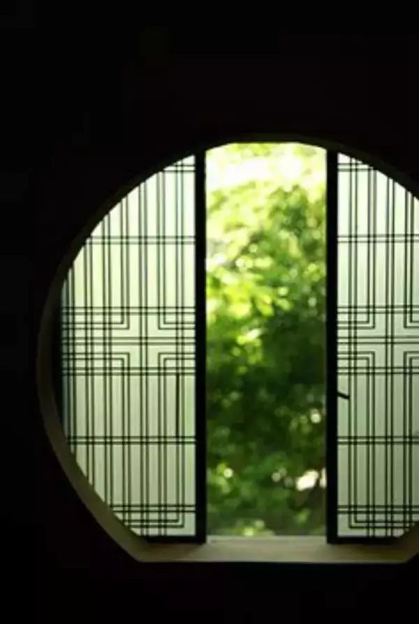 棂, 窗户或栏杆上雕有花纹的格.棂,楯间子也.