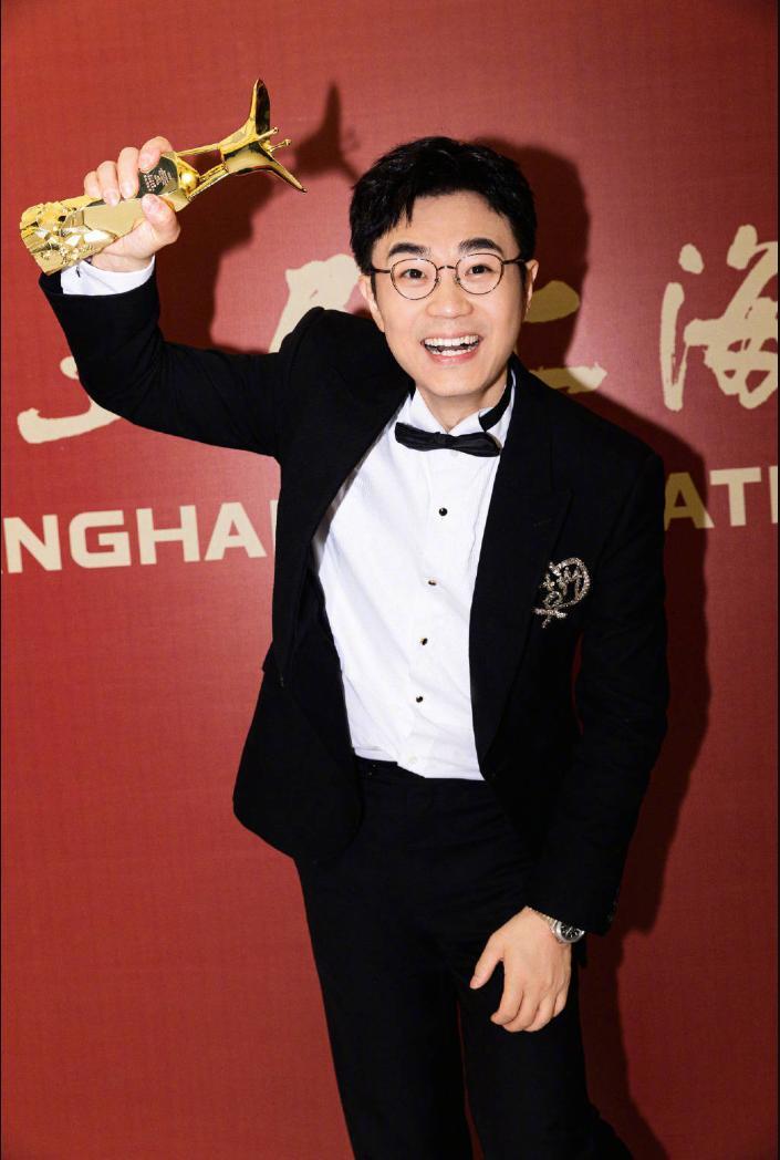 上海这一夜,宋佳身高傲人,王一博c位难让,大鹏高举"引导牌"-腾讯新闻