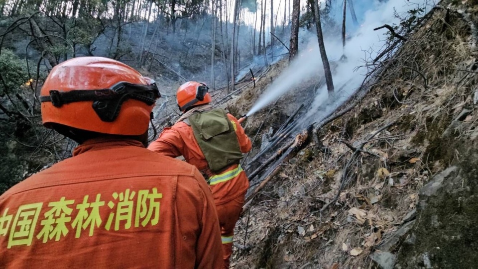 c视频丨直击雅江山火一线救援,消防员以水灭火从两面夹击