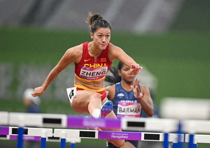 中国田径运动员郑妮娜力亮相亚运会女子七项全能比赛组图