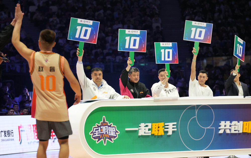 3月26日,评委在扣篮大赛上为大学生选手杨浩打分.