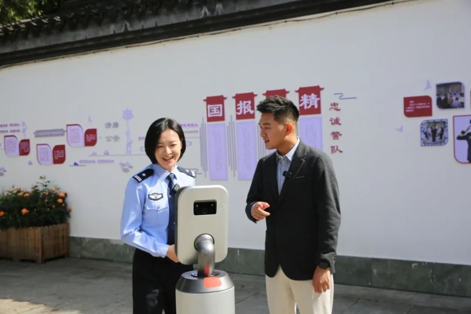 尤其是杭州市公安局西湖风景名胜区分局自主制作的反诈无人车"杭小岳"