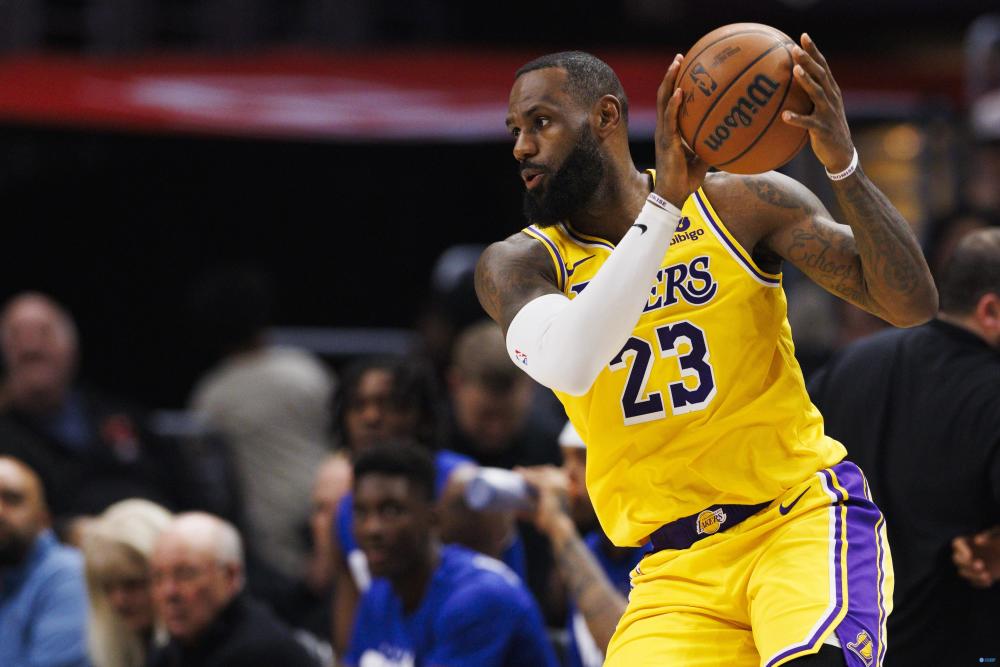 火力全开詹姆斯二月场均271分52板88助三分命中率高达46