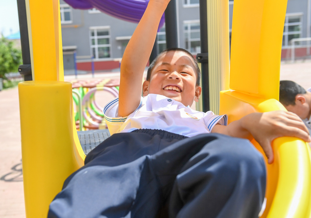 新华社记者 张楠 摄5月31日,在四平市聋哑学校,教师霍明燚