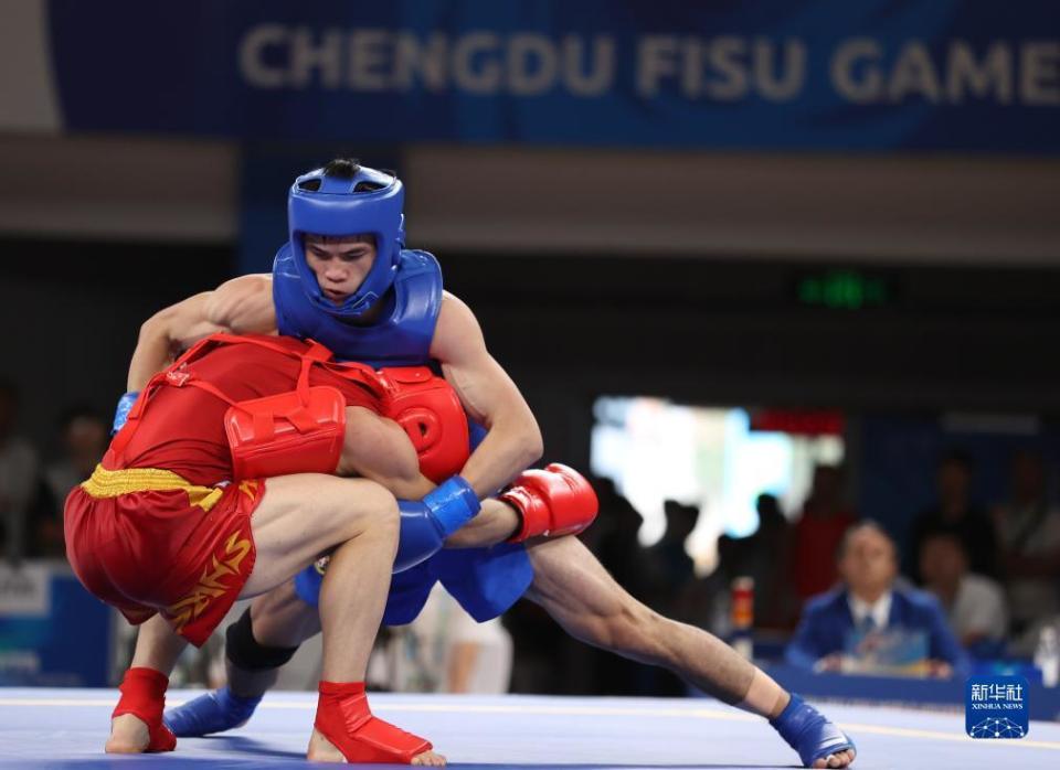 成都大运会丨武术散打男子70公斤级决赛中国选手何烽夺得冠军