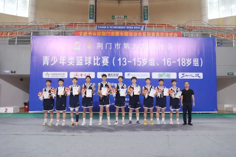 高中男子组第一名:龙泉中学代表队发扬拼搏精神,展现篮球魅力.