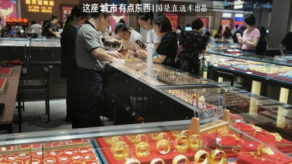 广东省深圳市水贝黄金珠宝交易市场内人潮汹涌,消费者热情选购黄金.