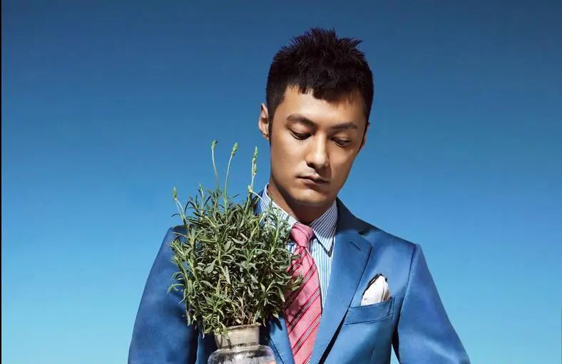 能跟这样一个大腕谈恋爱,余文乐肯定是受益颇多的,更何况,卢巧音在他