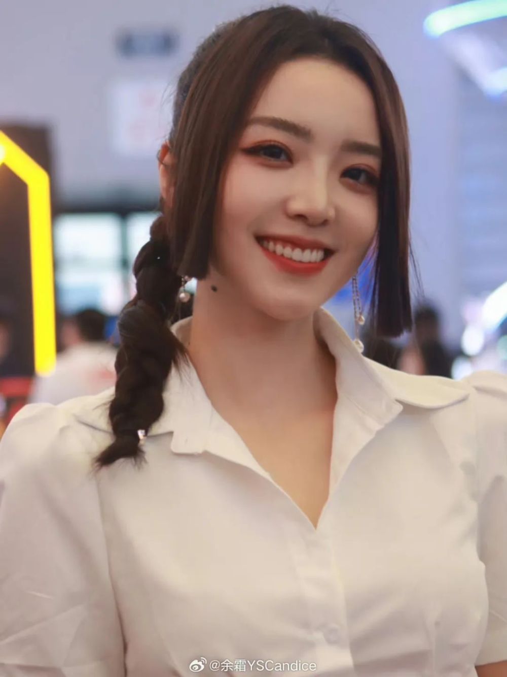 余霜被人质疑颜值p图太过!现场图真的变成阿姨了?