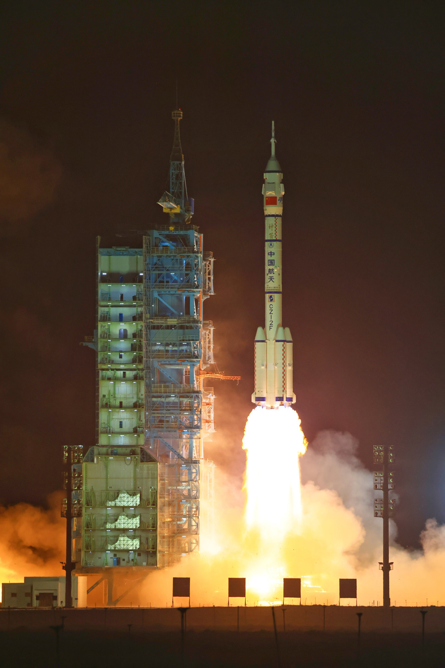 约10分钟后,神舟十八号载人飞船与火箭成功分离,进入预定轨道,发射