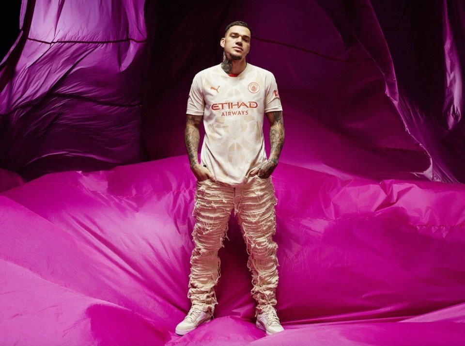 曼城发布新赛季第二客场球衣:酒红色主体 金色队徽