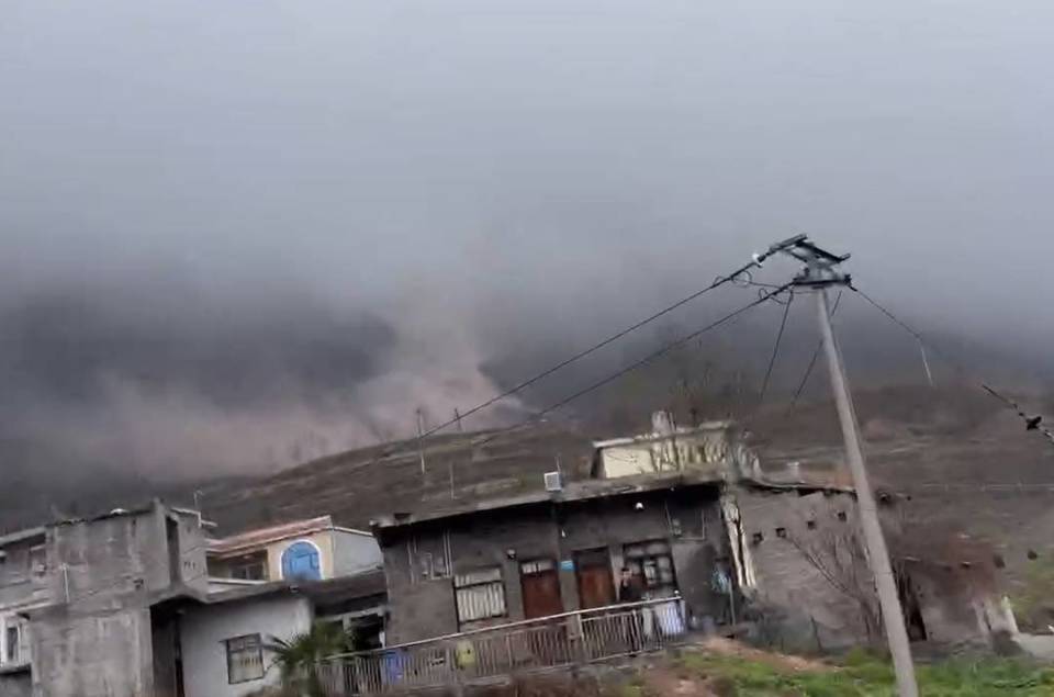 云南镇雄县老场村山体滑坡无人伤亡,数十位村民到开阔地带紧急避险