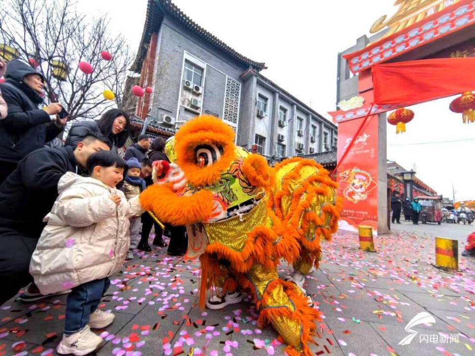 曲阜:舞狮点睛迎新年 美食大街寻年味