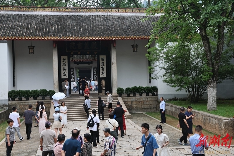6月2日,湖南大学岳麓书院游人如织.