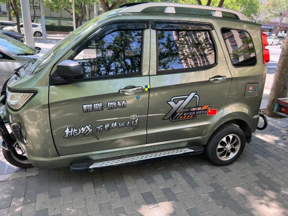 上保险,充电方便等特性,俗称"老头乐"的低速电动车近年来销量节节攀升