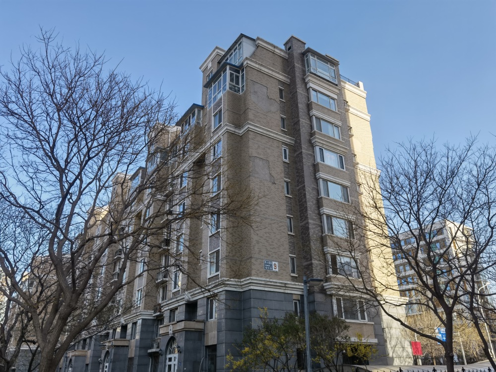 记者在小区内看到,除了事发地点2号楼西侧部分外墙的欧式屋檐装饰出现