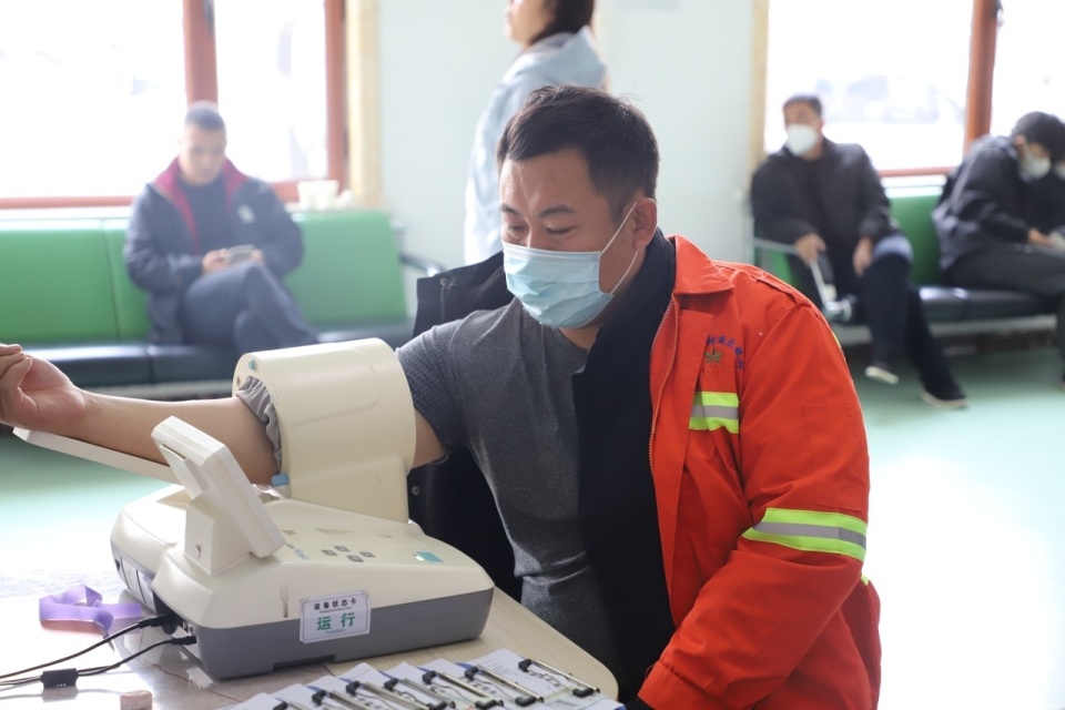 吉林省辽源市总工会开展环卫工人公益体检活动