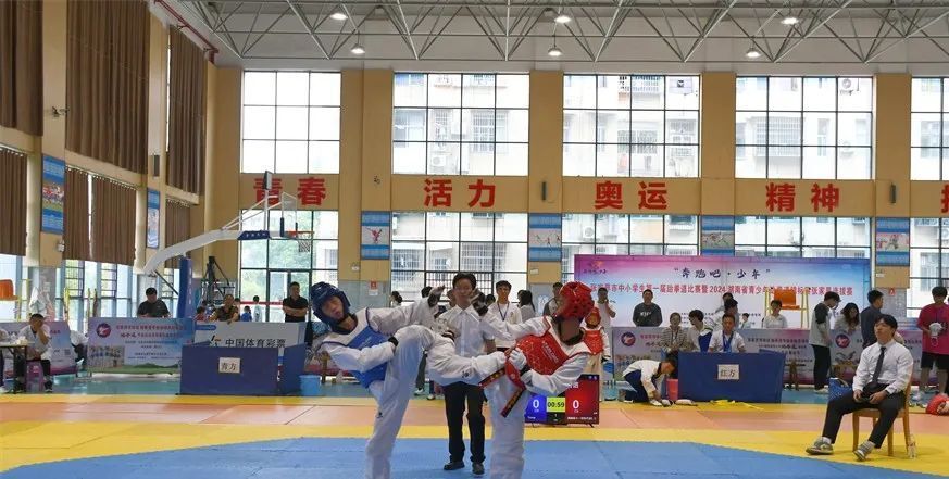 每一位参赛选手都秉承"以礼待人,勇于拼搏,百折不屈"的跆拳道精神