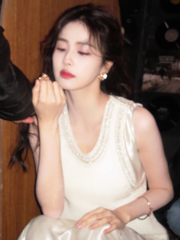 白鹿晒照清纯甜美宛如初恋,手拿棒棒糖恬静迷人,眼神坚定有魅力_腾讯