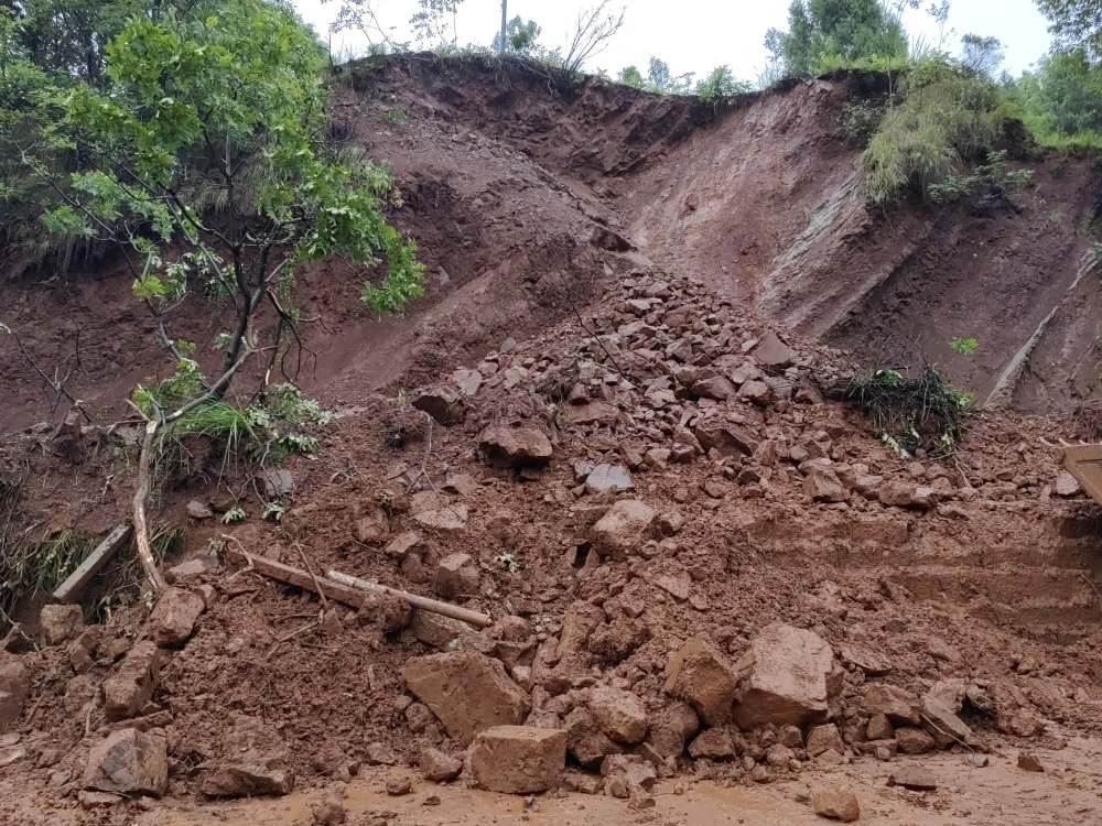 成渝高速龙泉驿山泉镇路段山体滑坡交通管制,交警:预计今晚前恢复通行