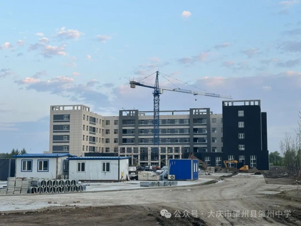 黑龙江省肇州县肇州中学新校区正在进行紧张的后期施工