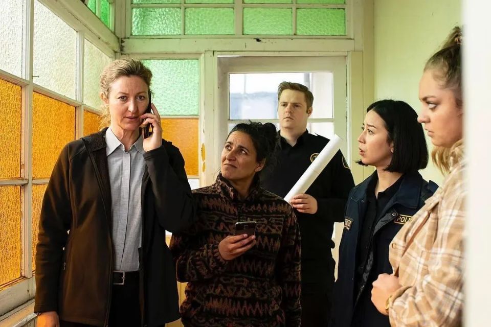 同《小镇疑云》《热血警探》这种小镇探案剧不同,《戴洛克小镇》破案