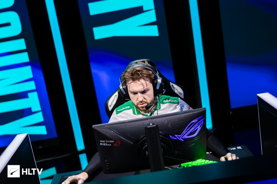CSGO：小孩全程carry送猎鹰晋级四强！今晚大黄蜂、绿龙登场_腾讯新闻