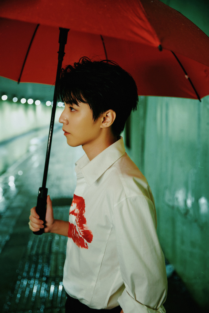 王俊凯25岁生日化身霸道总裁,阳光又帅气,王源卡点送祝福