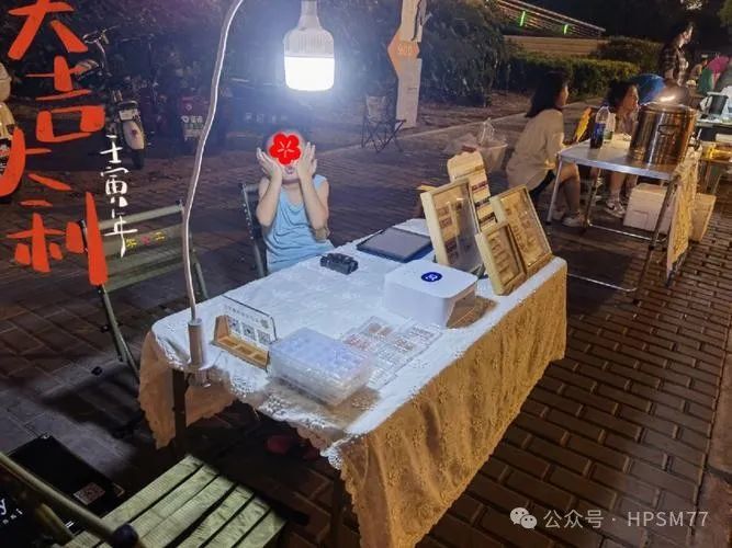 女孩放弃工作摆摊创业月入近9万成新摊主