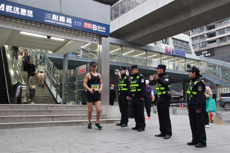 美"警"相伴!武汉轨道公安长安巡逻队亮相"汉马"_腾讯新闻