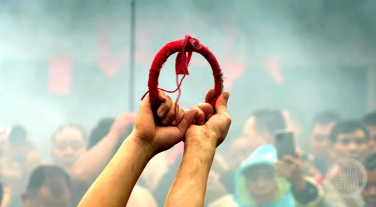 图片来源/"新桂平"公众号当地人说,花炮又叫做"丁财贵炮",抢到花炮的