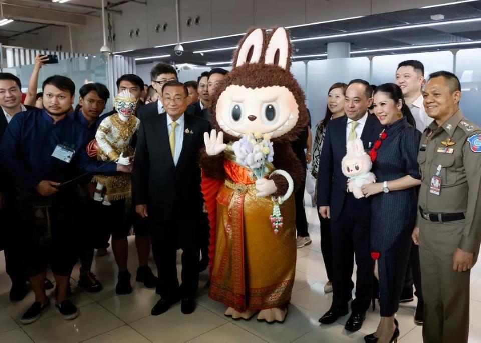 泰国公主拎爱马仕配Labubu！国产“Jellycat”，为什么火爆泰国？_腾讯新闻