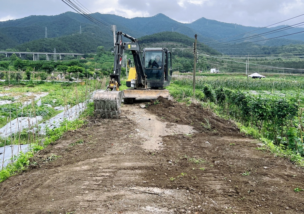 广佛肇高速帮扶肇庆迳口村道路拓宽修复,泥泞村道换新颜_腾讯新闻